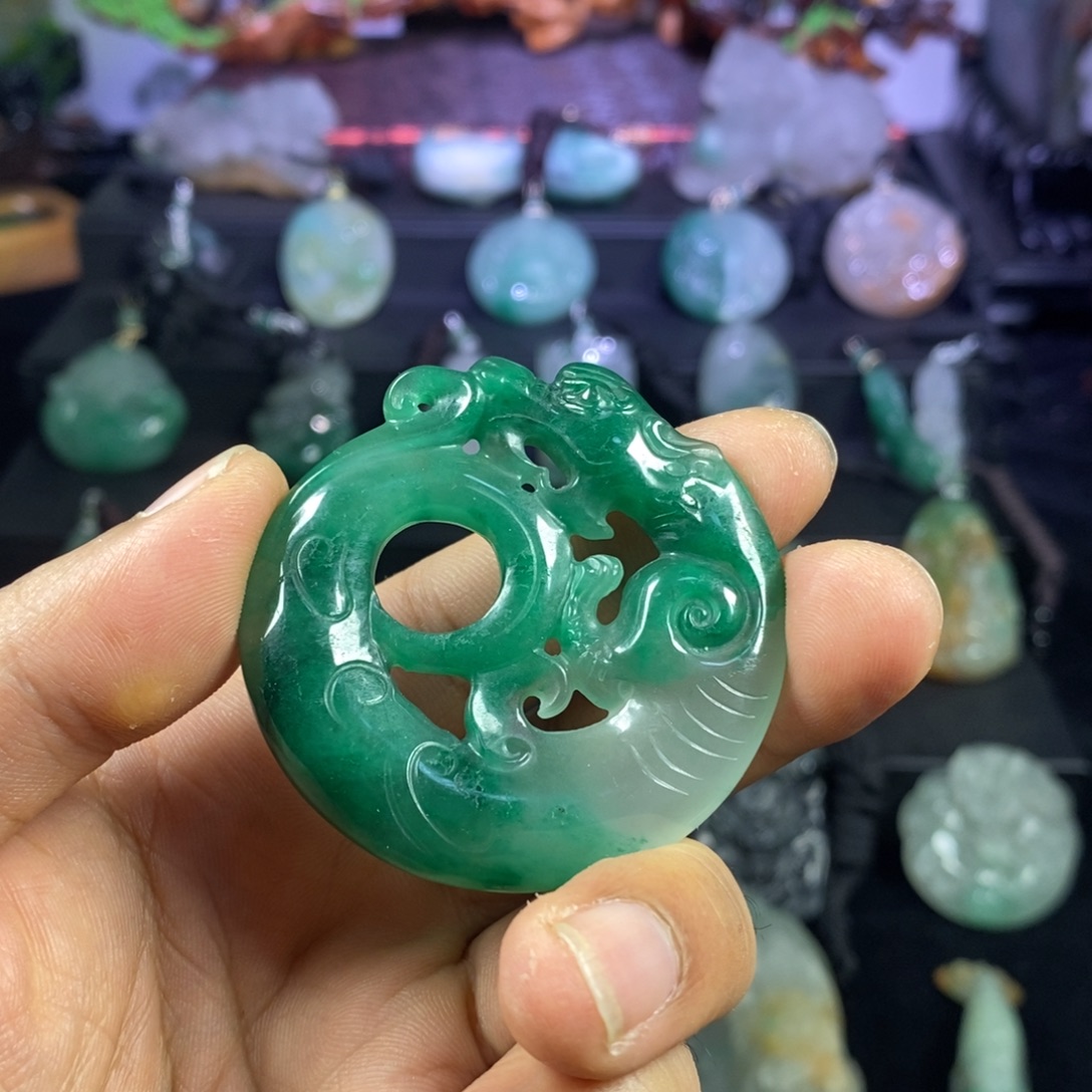 石英质玉（非洲翠）未镶嵌吊坠(不含链)访古龙牌