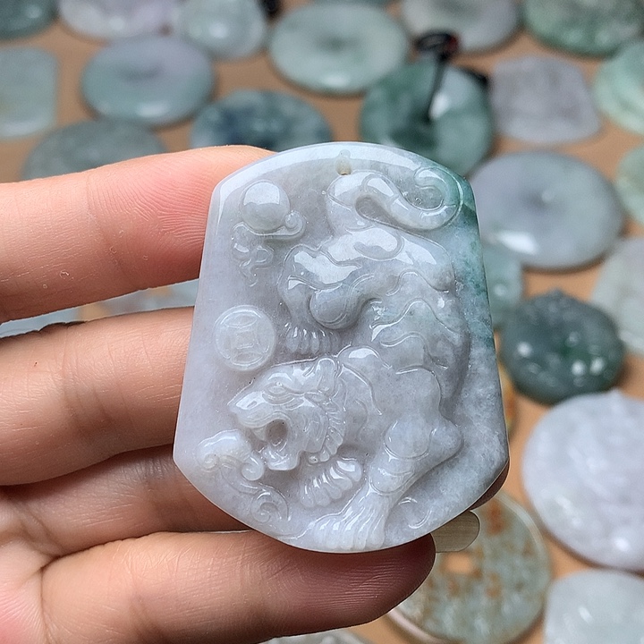 翡翠未镶嵌颈饰老虎牌