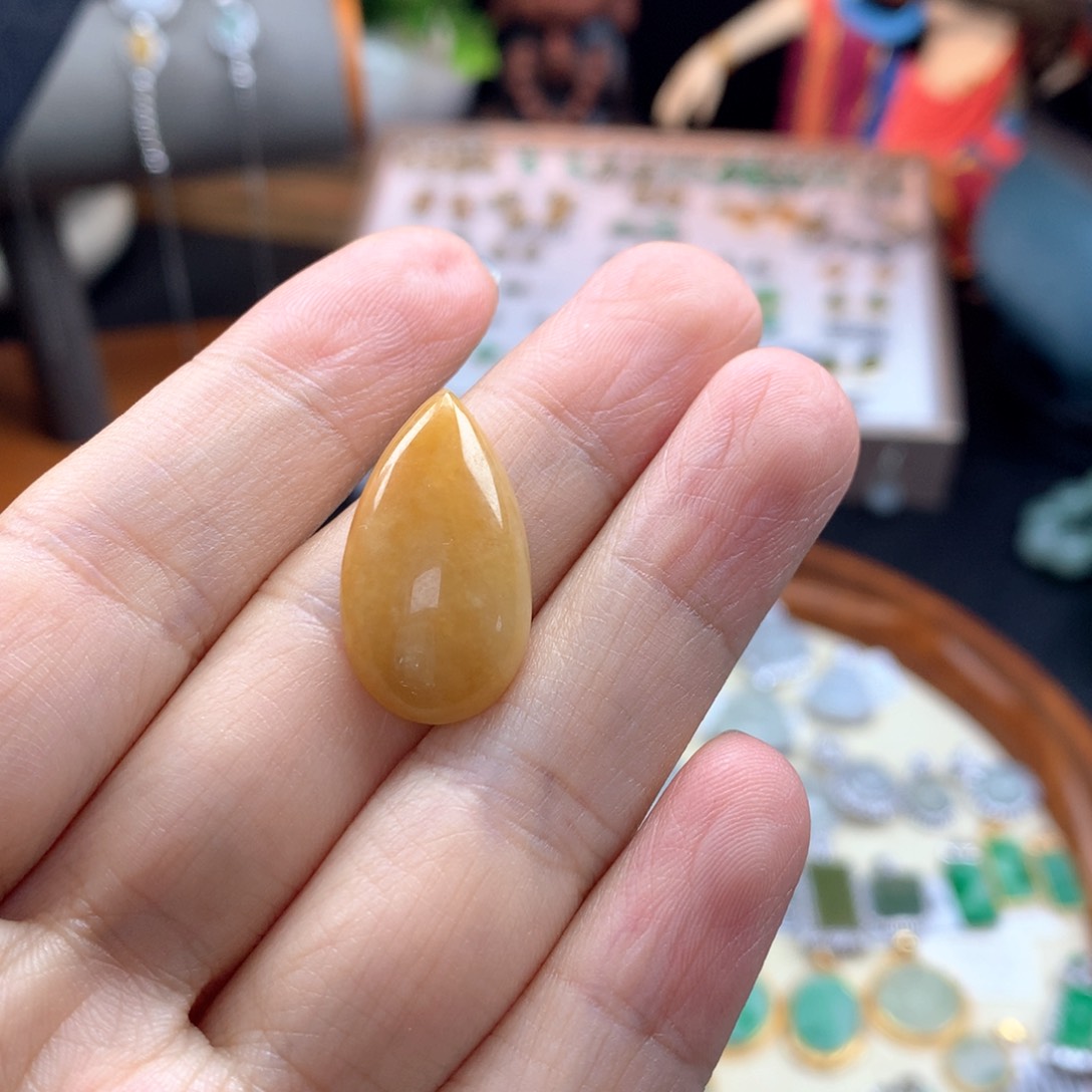 颈饰未镶嵌翡翠薄****。