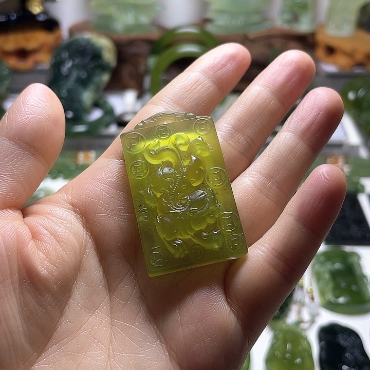 蛇纹石玉颈饰未镶嵌