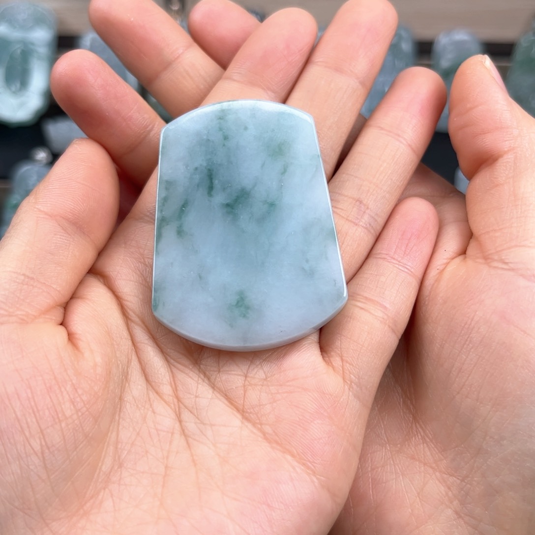 翡翠颈饰未镶嵌无事牌