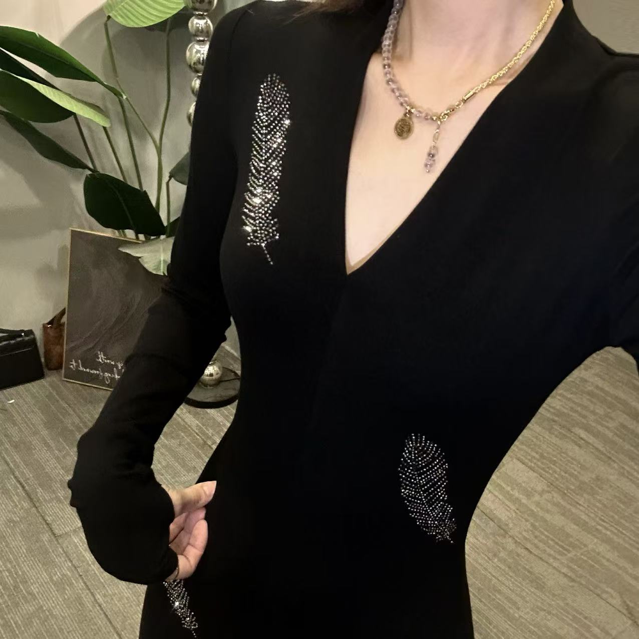 【Gouya】赫本风性感V领长袖羽毛连衣裙2025早秋小黑裙长裙