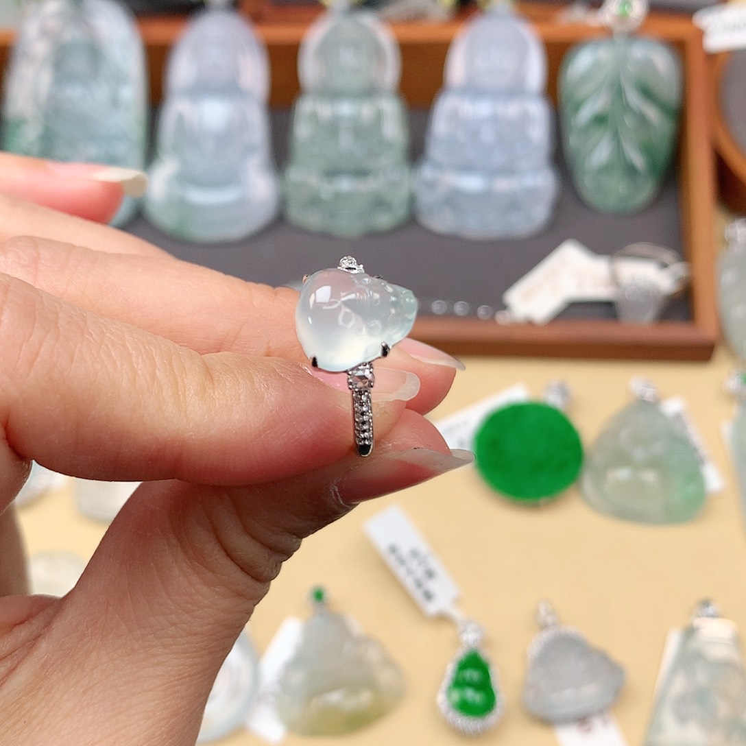 翡翠颈饰18K金镶嵌貔貅戒指