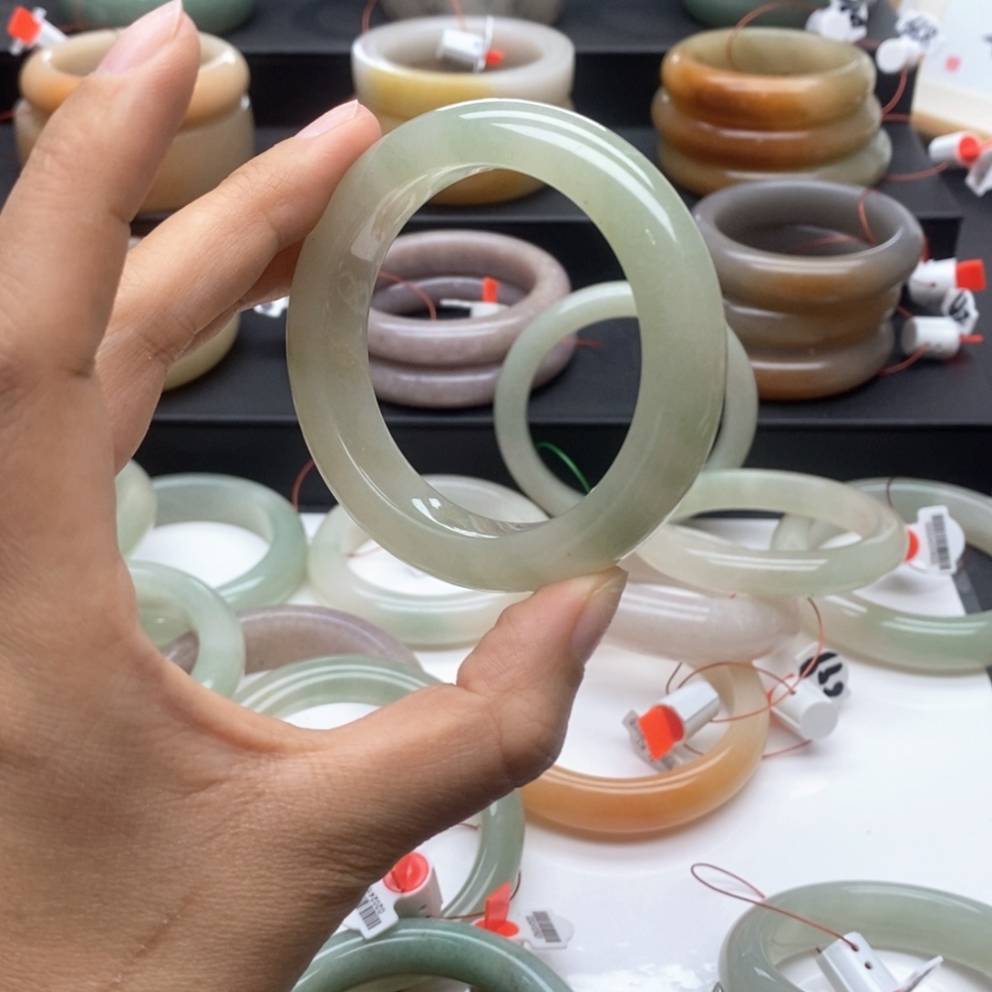 石英质玉手镯未镶嵌