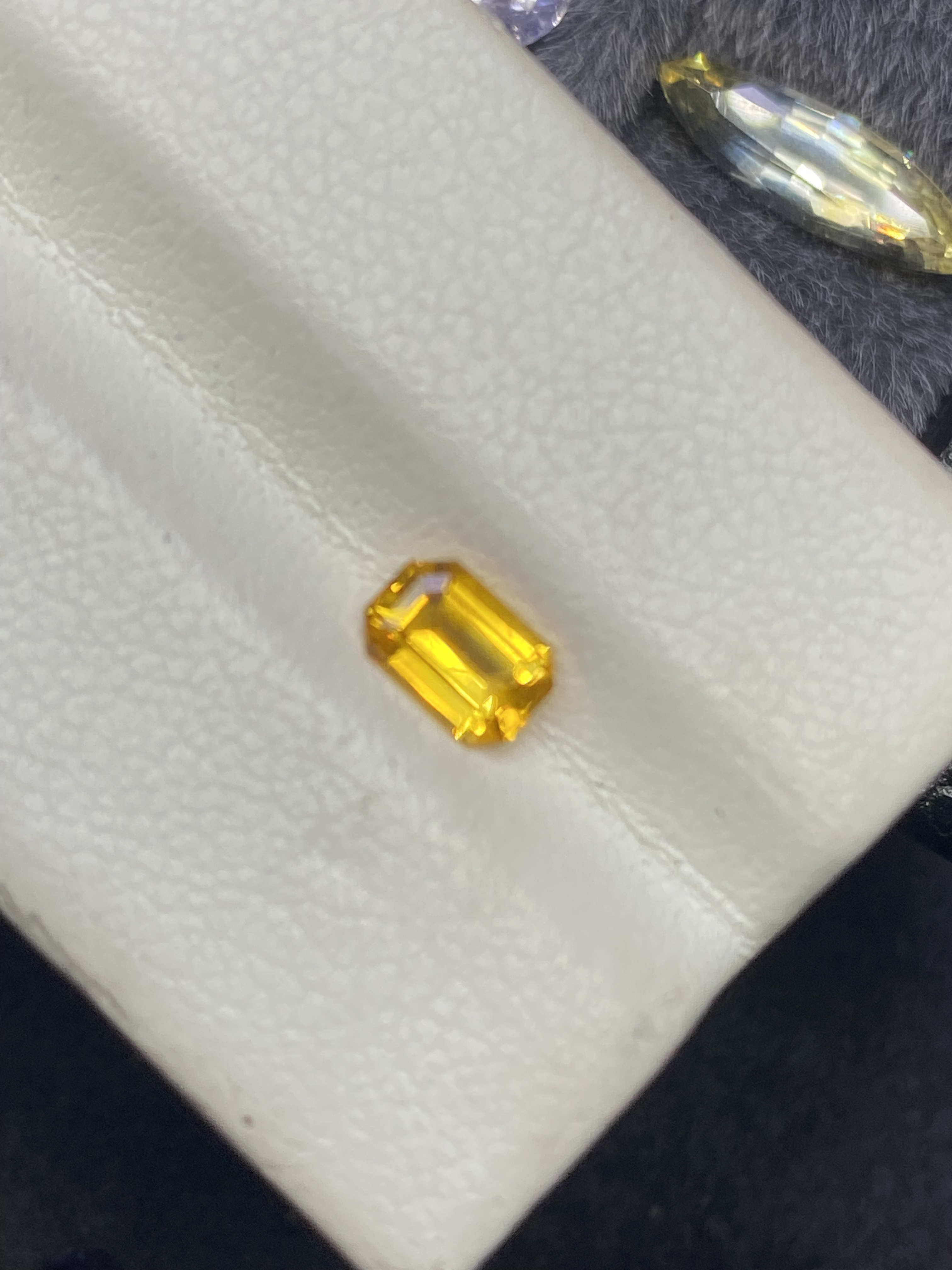 0.6克拉黄色蓝宝石裸石未镶嵌