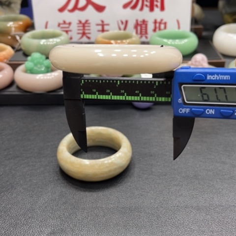 未镶嵌手镯石英质玉