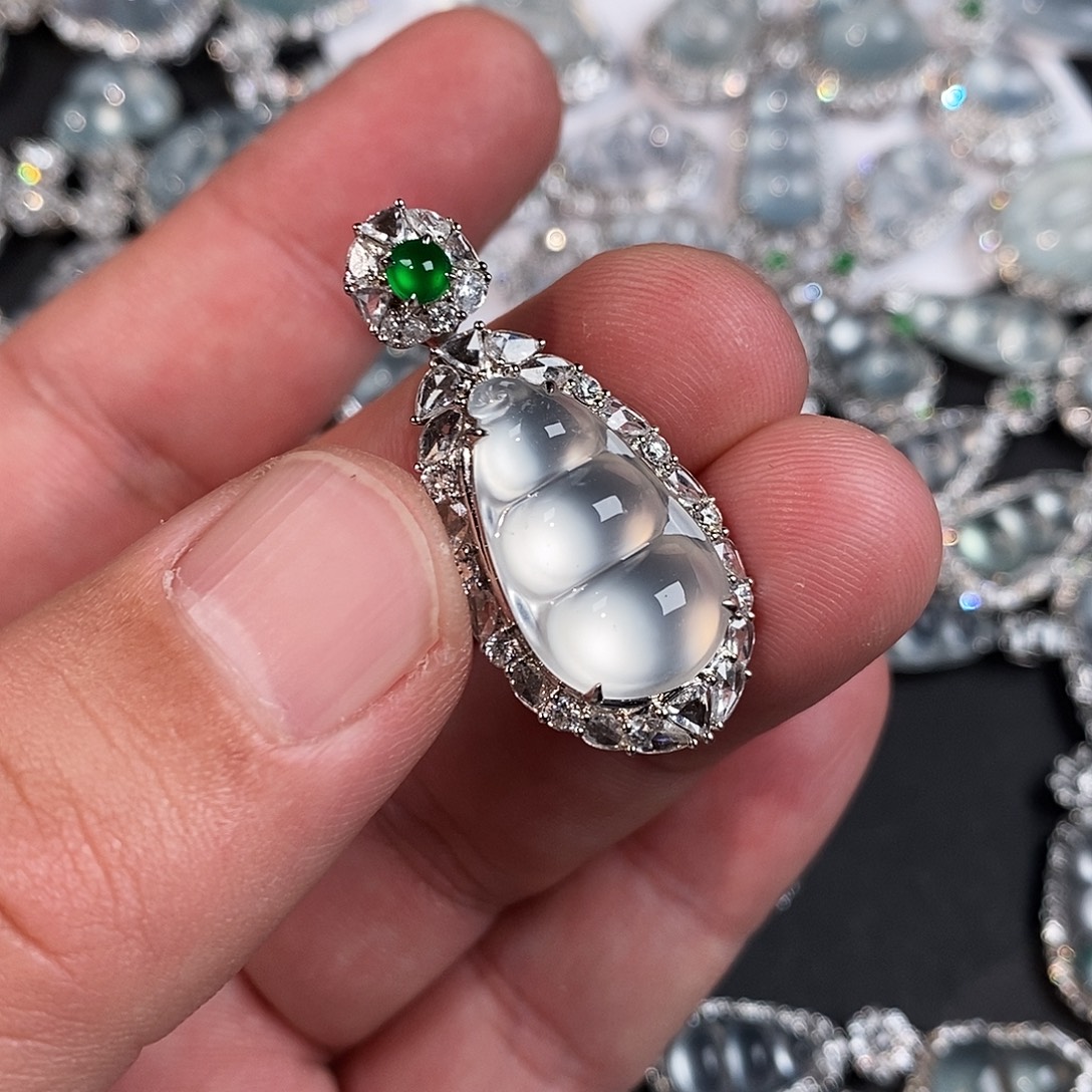 翡翠18K金镶嵌颈饰豆子