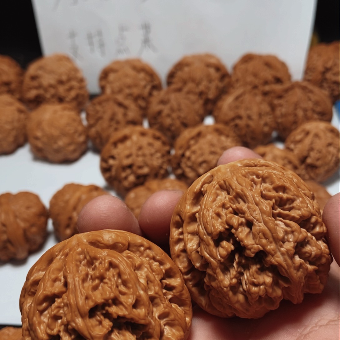 文玩核桃吊坠叫**笑粗筋