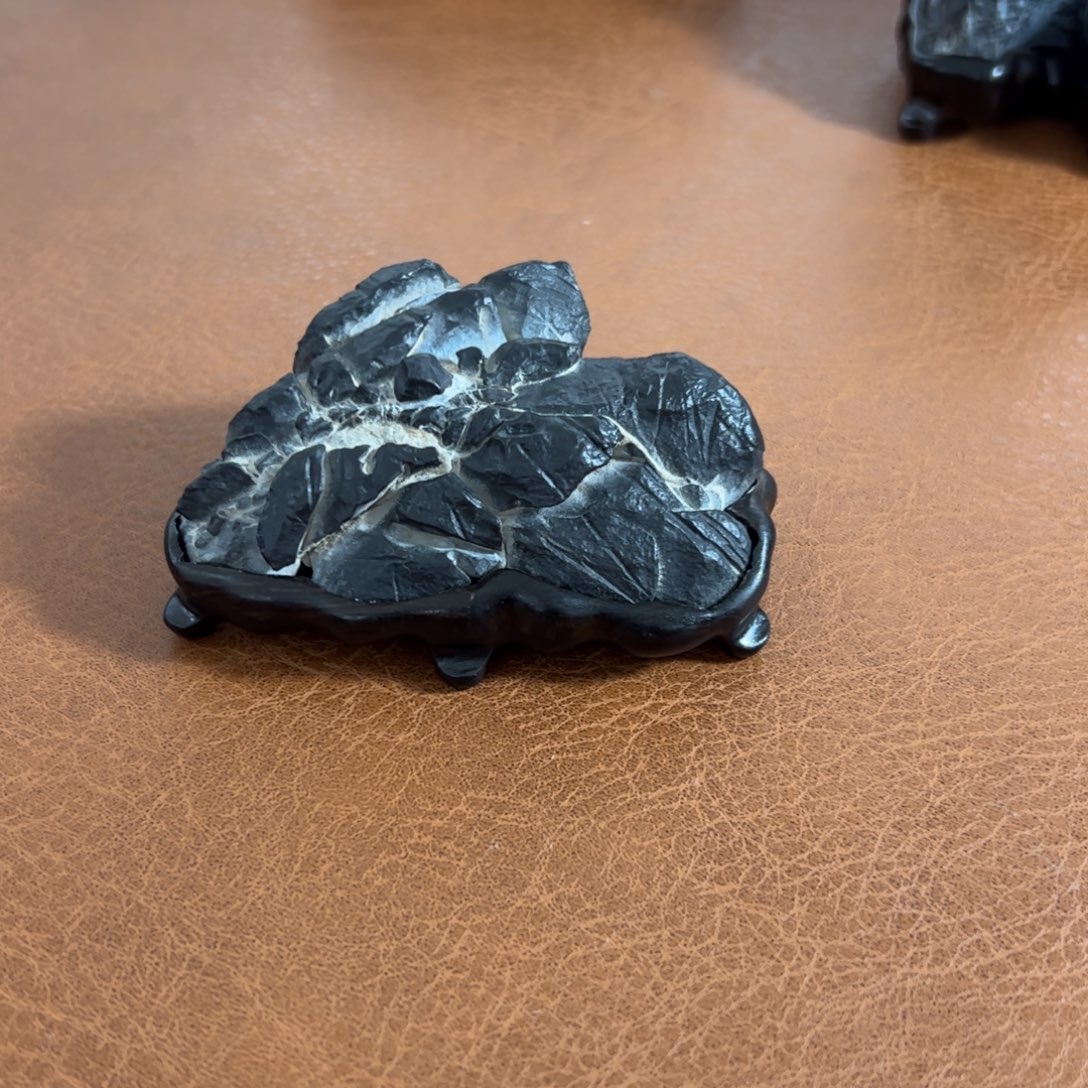 雷***子灵璧石精品小山。    