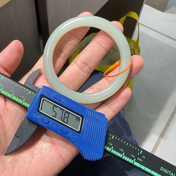和田玉未镶嵌颈饰新疆且末白