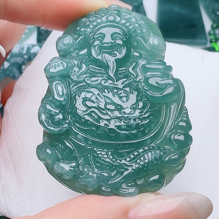 翡翠未镶嵌颈饰多样性发其一