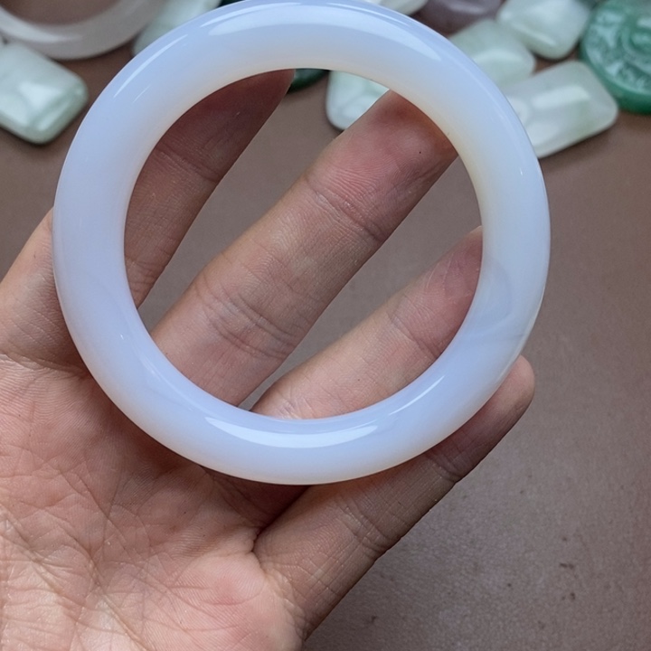 玲***玲石英质玉未镶嵌手链