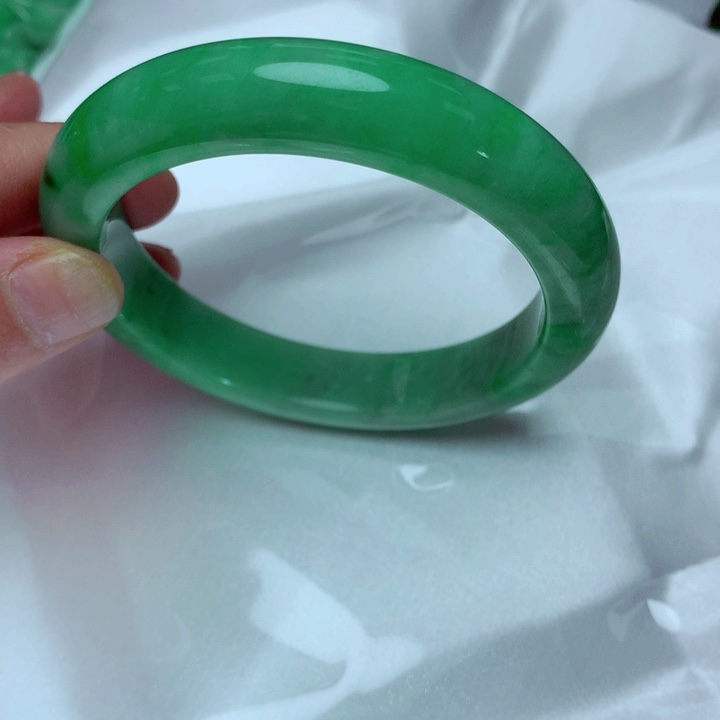 翡翠手镯未镶嵌手镯