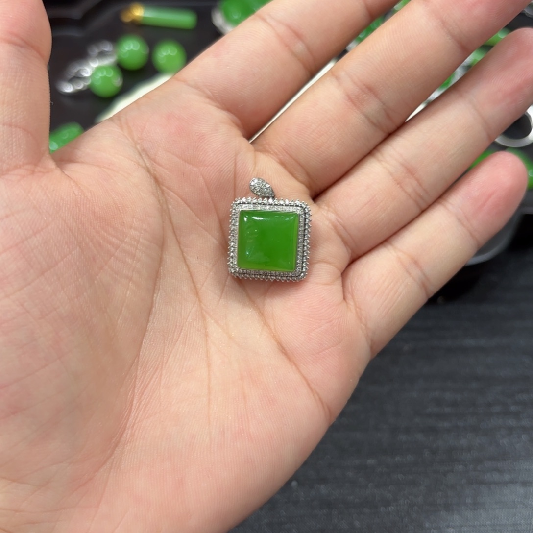 和田玉（碧玉）18K金镶嵌吊坠