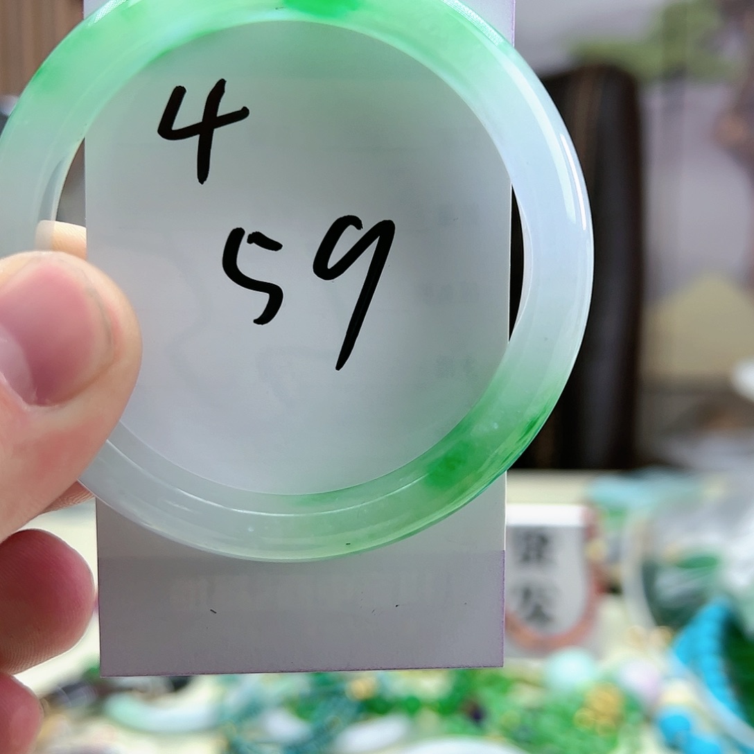 翡翠手镯未镶嵌翡翠