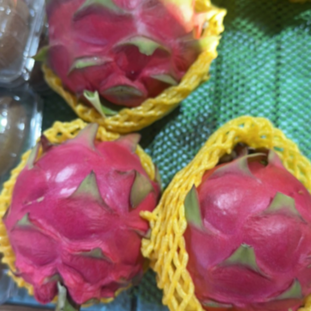 红心火龙果两个约3斤