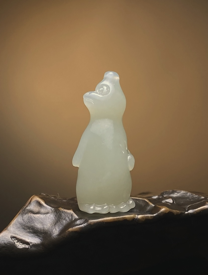 新疆和田玉且末料《萌宠小企鹅》表情超赞 尺寸29.6*12*9.7㎜重4.6克