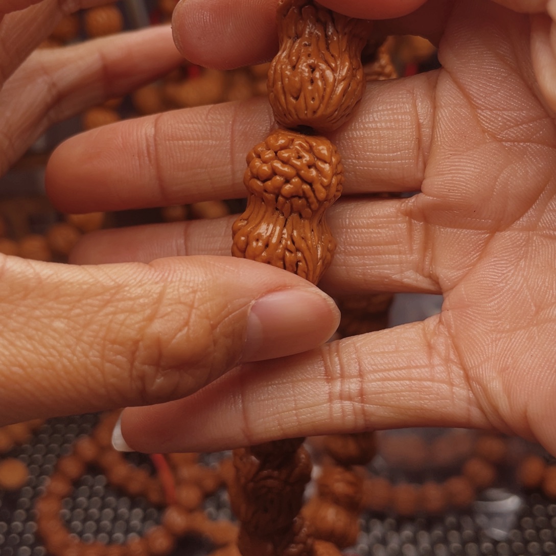 s***2木质类龙纹桃枭挂件