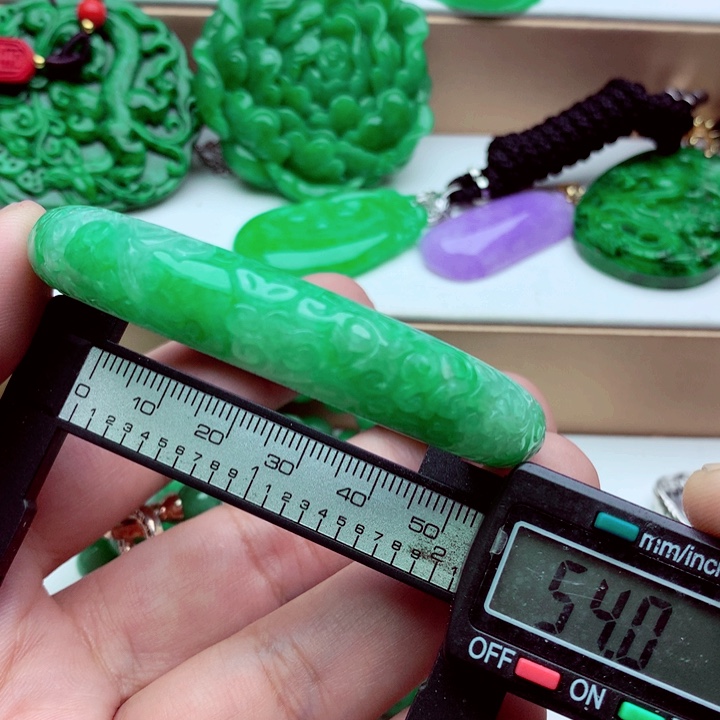 翡翠未镶嵌手镯……