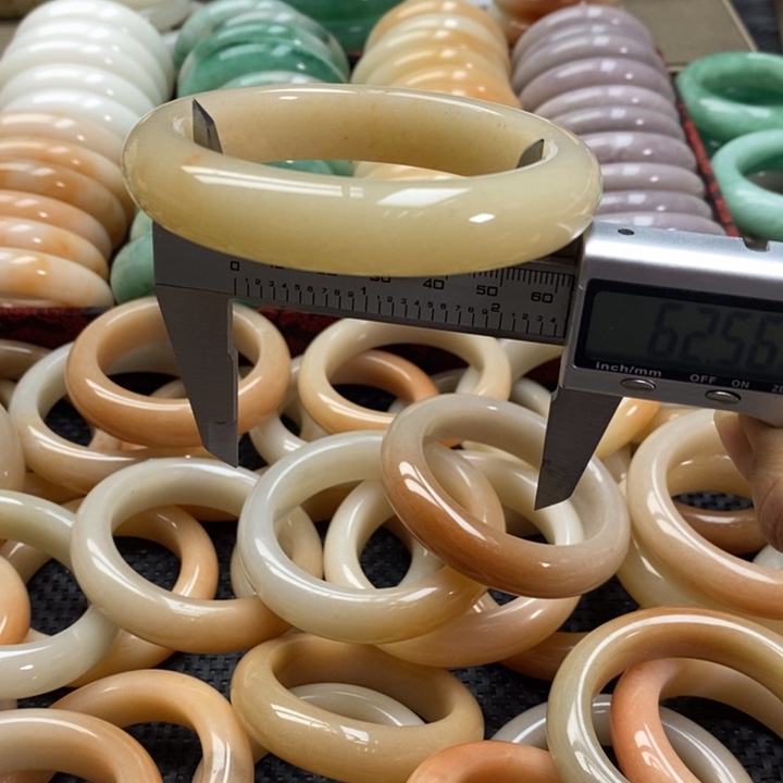 石英质玉未镶嵌手镯