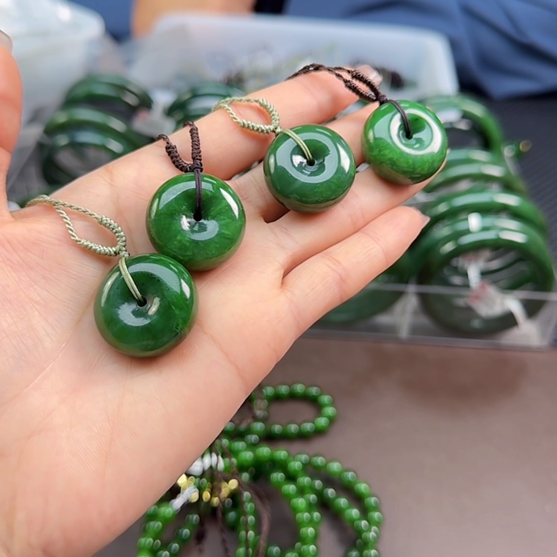 和田玉（碧玉）未镶嵌颈饰发其一