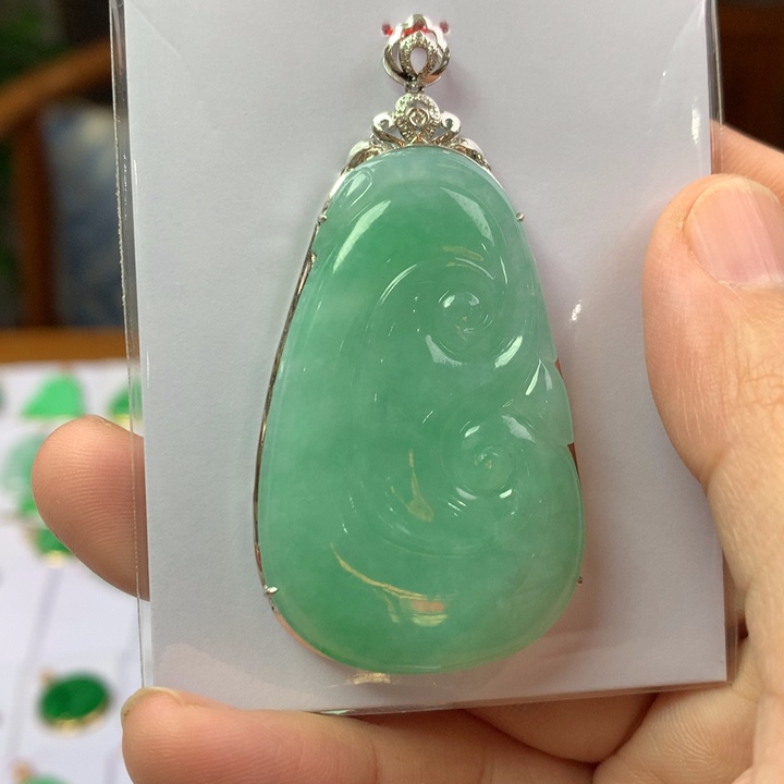 翡翠18K金镶嵌颈饰翡翠吊坠