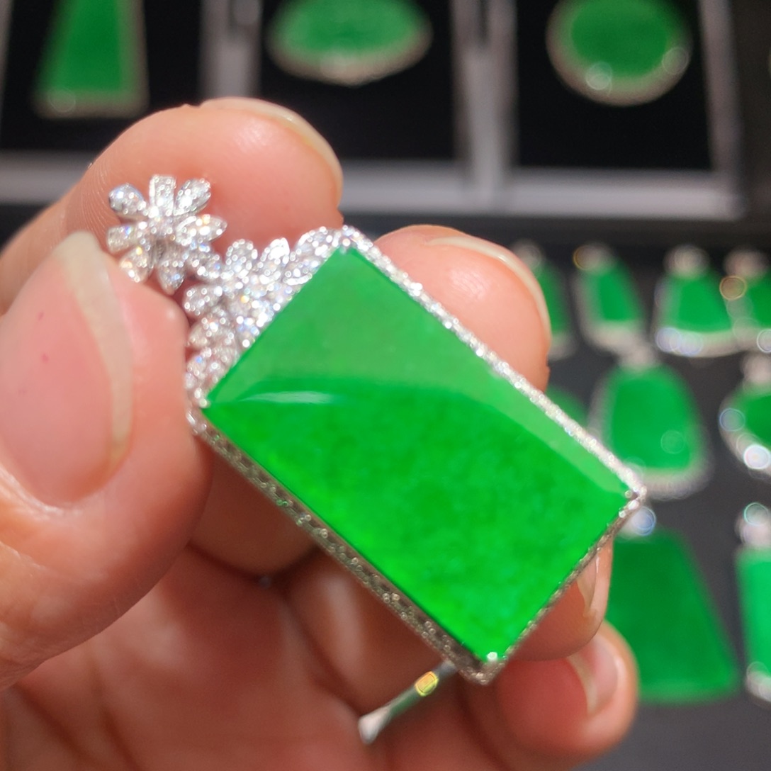 翡翠18K金镶嵌颈饰翡翠