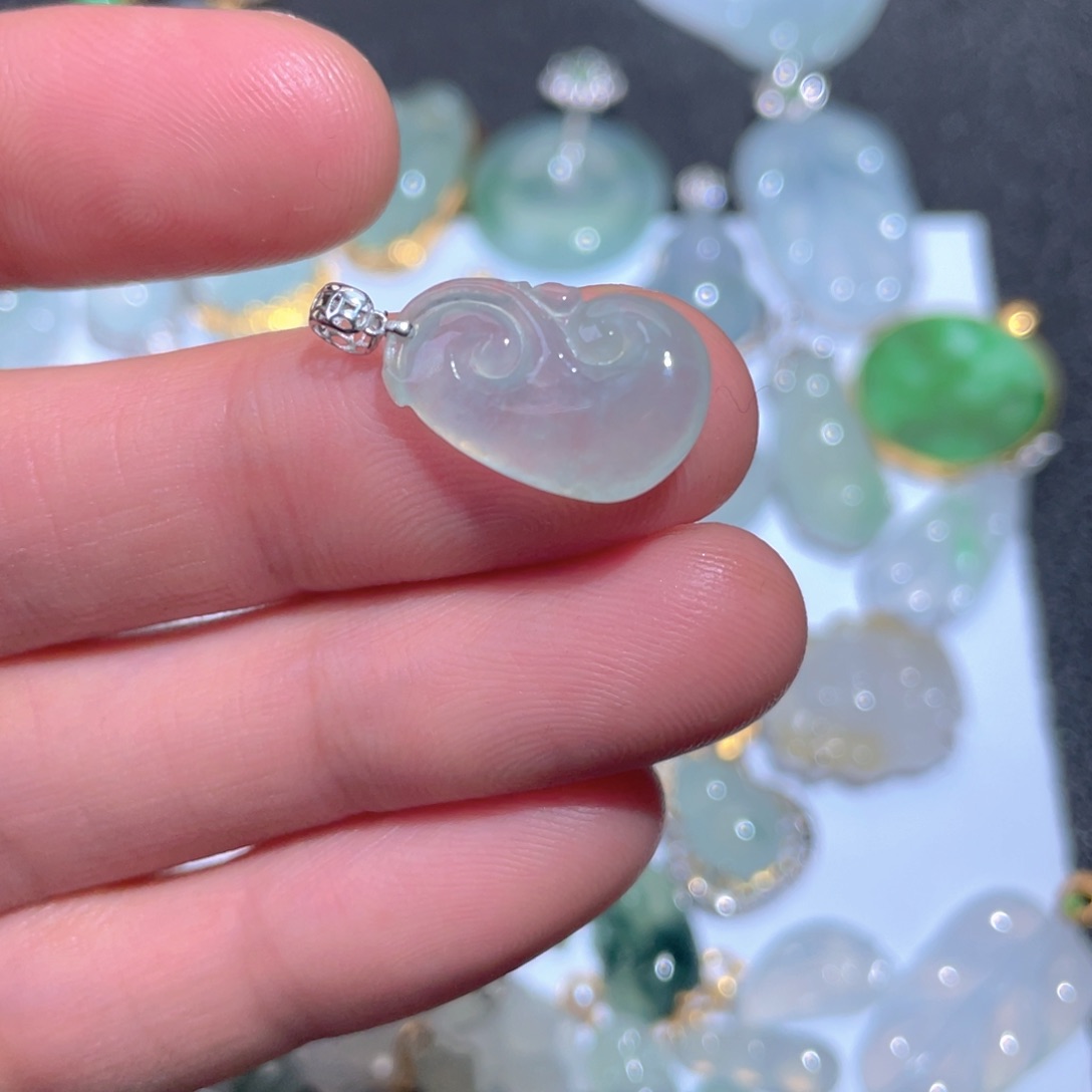 翡翠颈饰18K金镶嵌翡翠