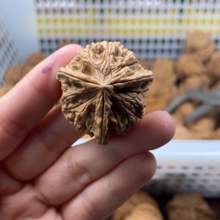 人***糖文玩核桃吊坠三愣