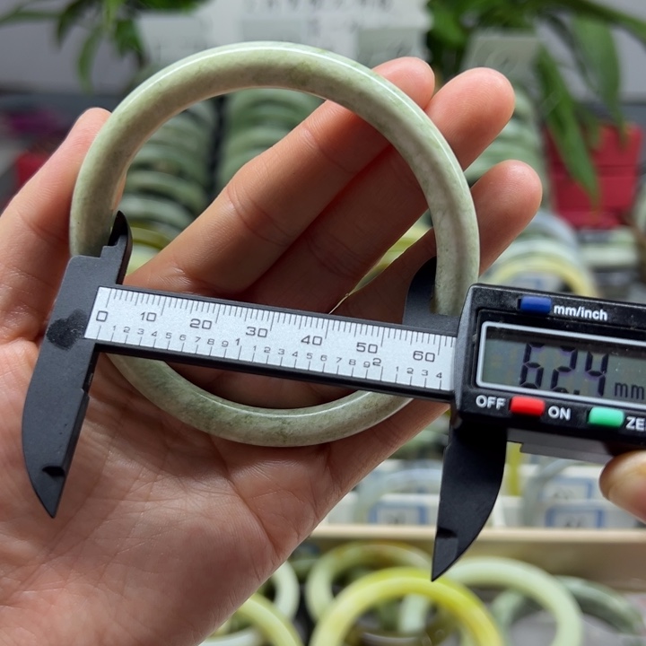 蛇纹石玉未镶嵌手镯15