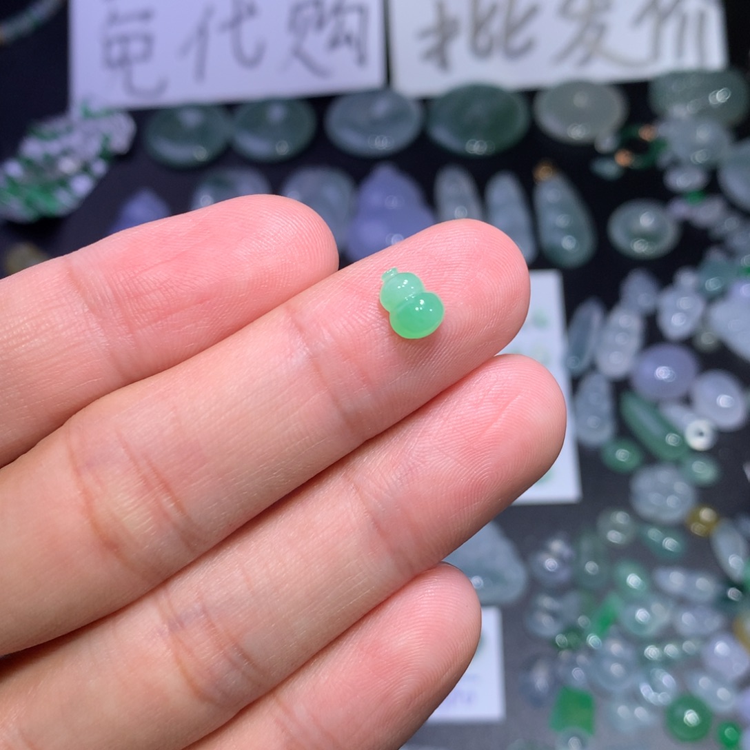 翡翠未镶嵌颈饰绿葫芦