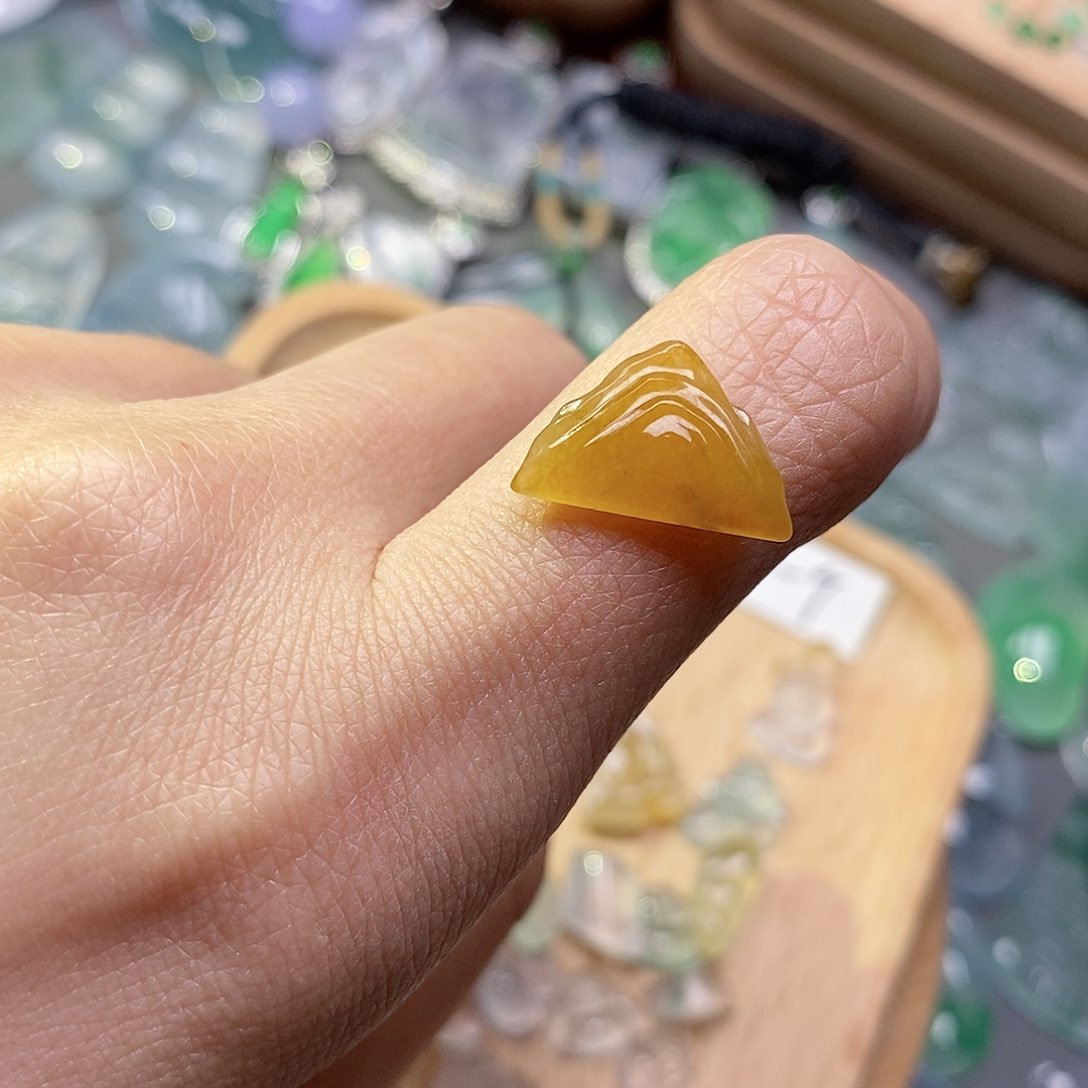 翡翠颈饰未镶嵌翡翠