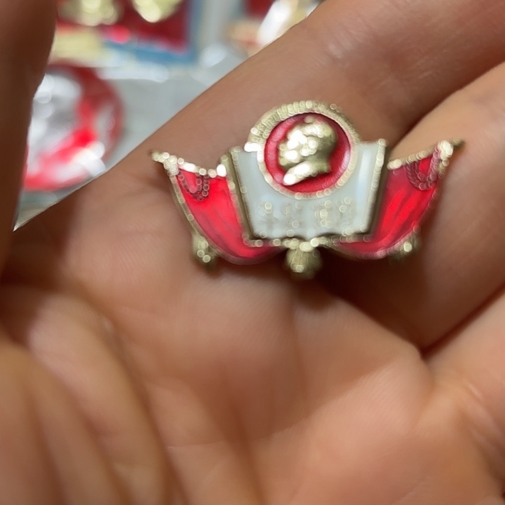 牵***手其他普通金属纪念章