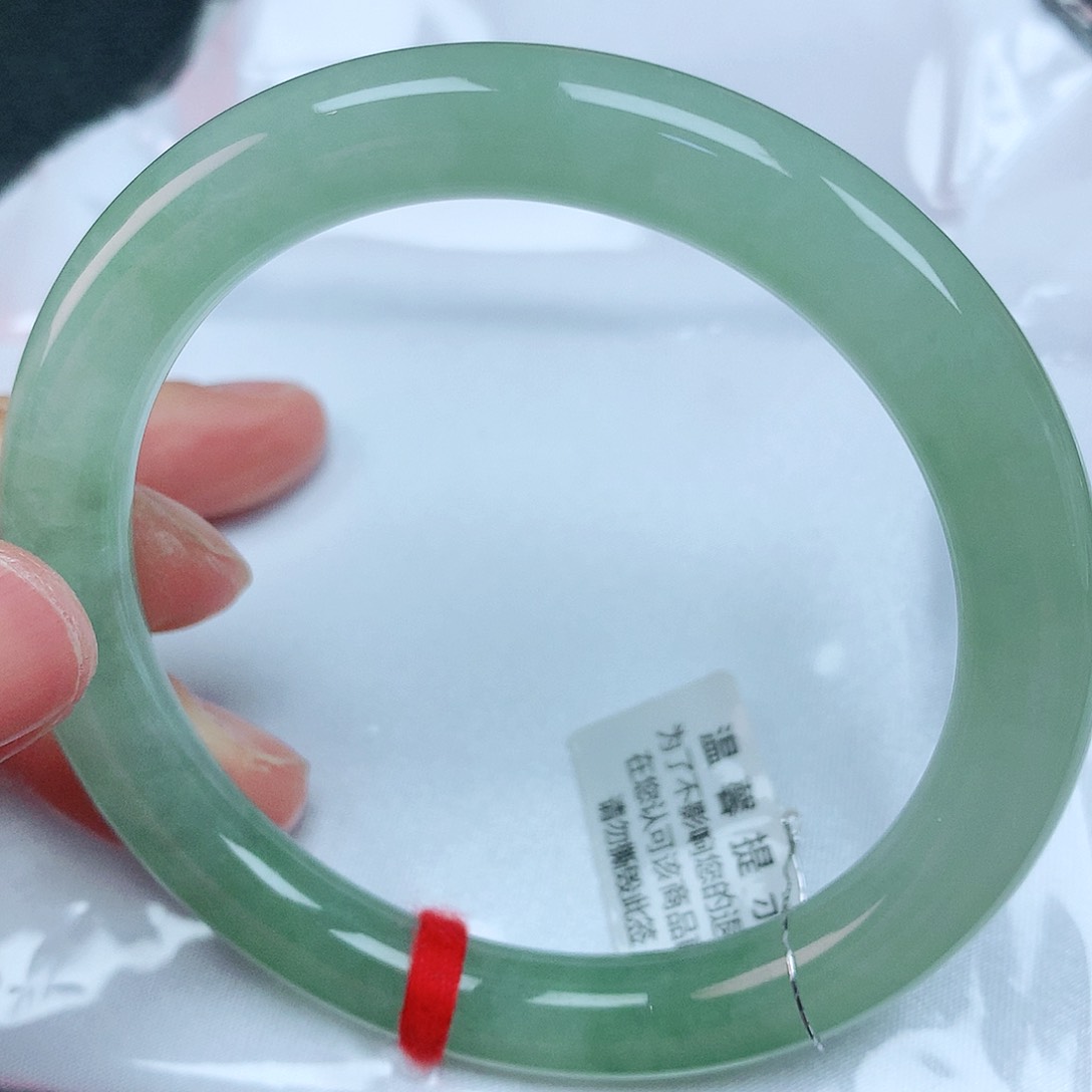 翡翠手镯未镶嵌55圈
