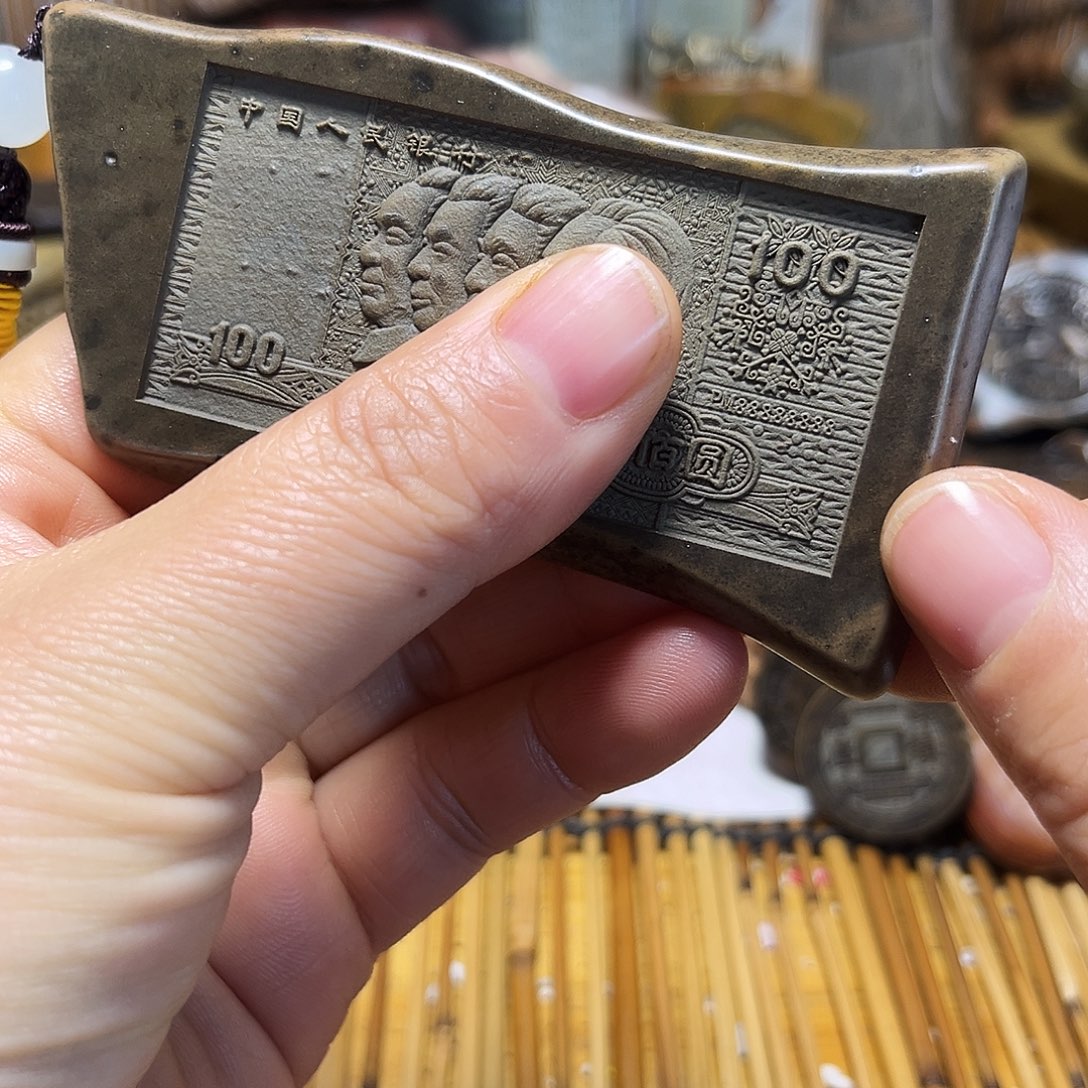 新疆原石雕刻手把件