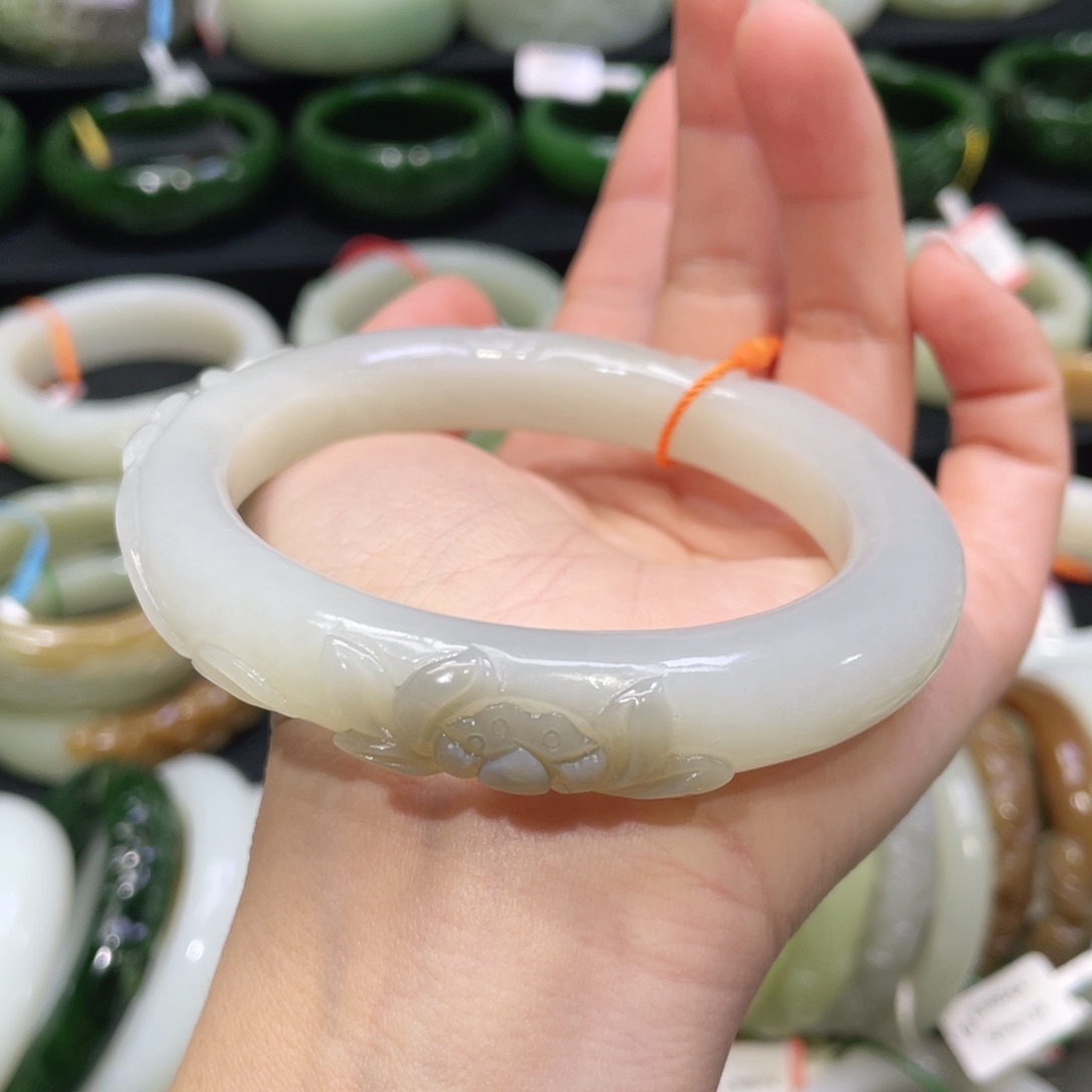 未镶嵌手镯和田玉普****?78。   圈口62+