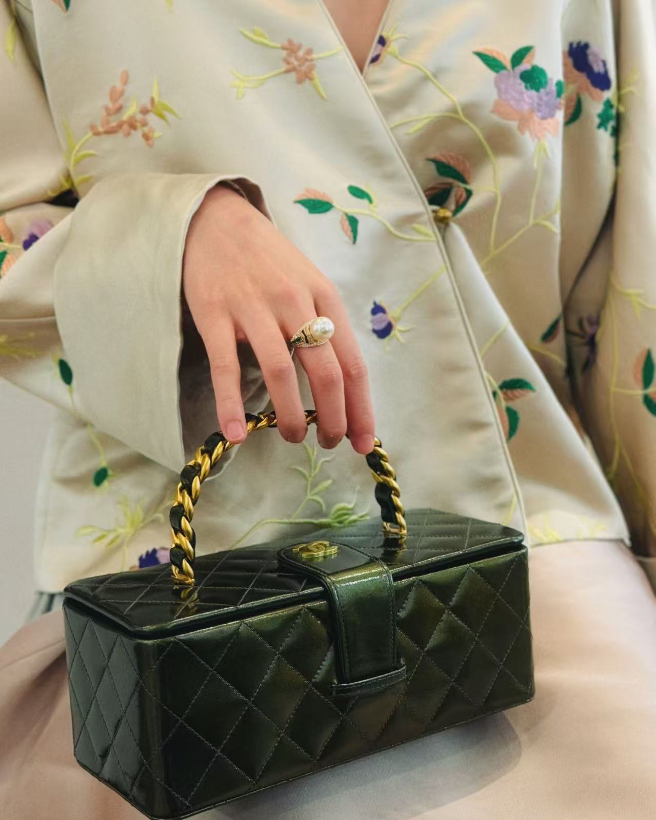 95新 Chanel/香奈儿 绿色漆皮金链手提盒子化妆箱包 底长22 3开