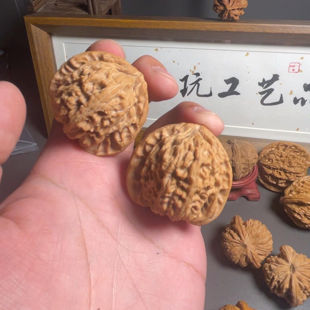 文玩核桃吊坠白狮子
