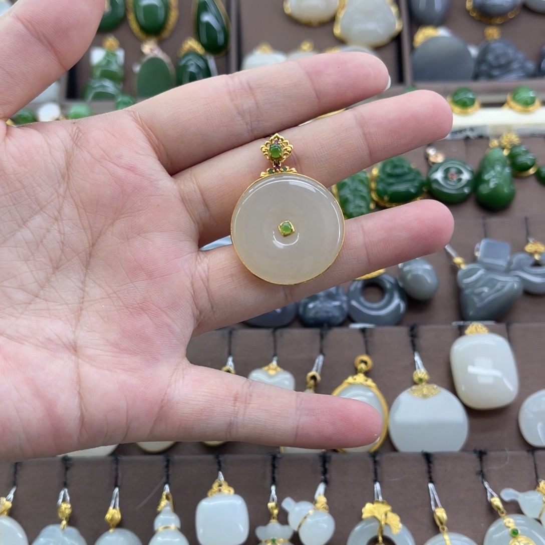 和田玉18K金镶嵌吊坠(赠链)