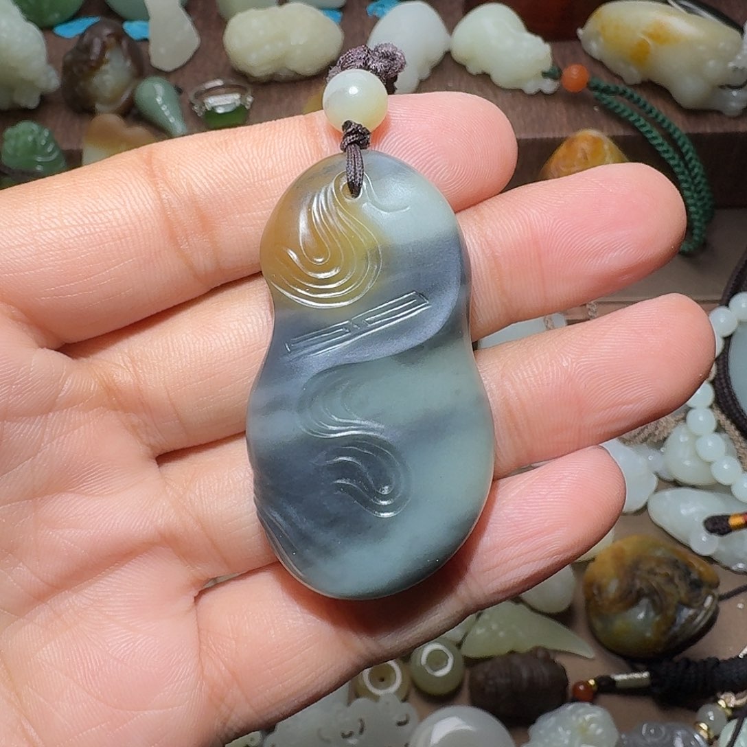 依***云和田玉未镶嵌颈饰