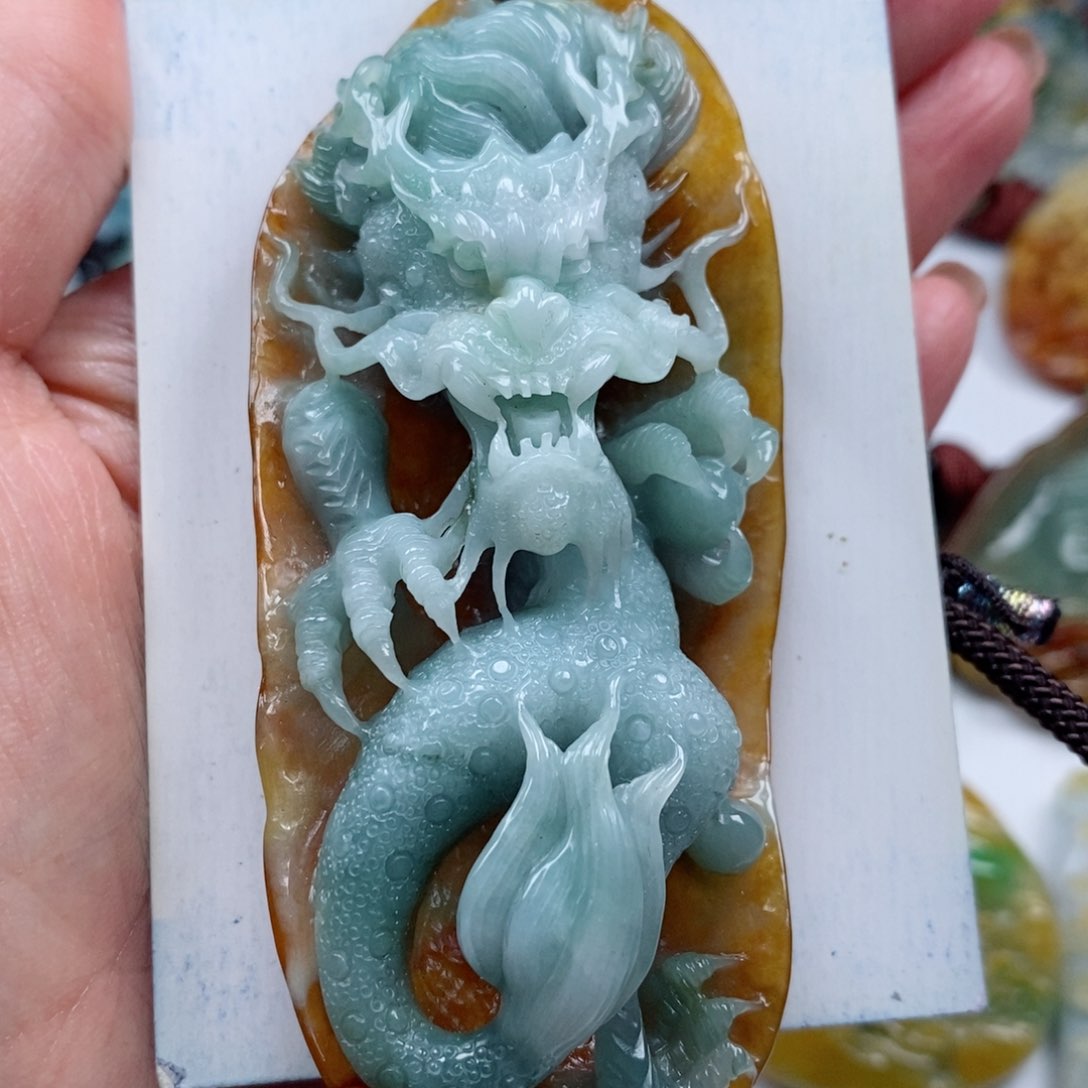 翡翠颈饰未镶嵌时**转翡翠