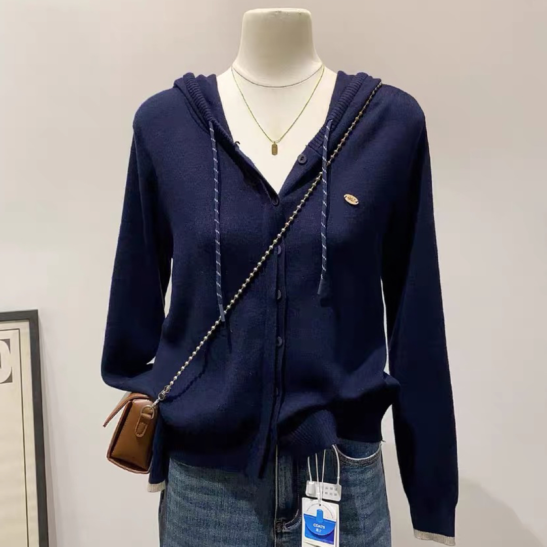 连帽纽扣针织开衫女春秋温柔风显瘦百搭薄款毛衣外套带胸针