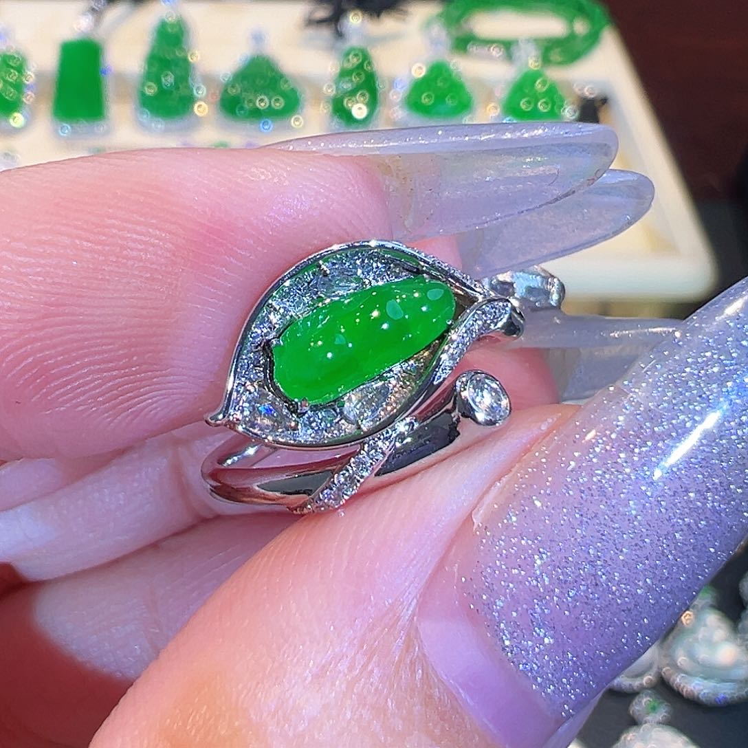 翡翠戒指18K金镶嵌翡翠