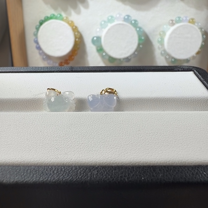 燕****翡翠18K金镶嵌颈饰