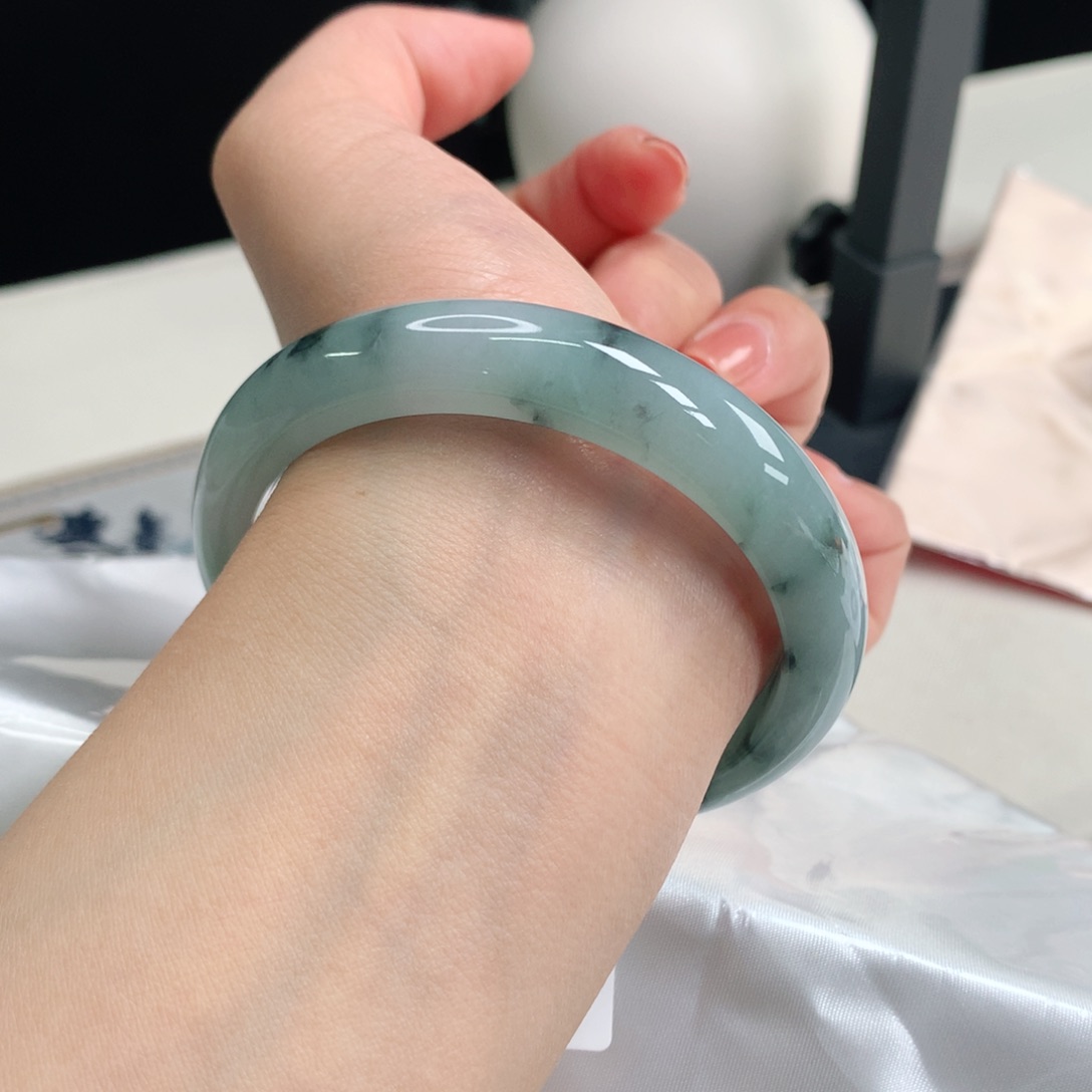 翡翠手镯未镶嵌59+底色飘花