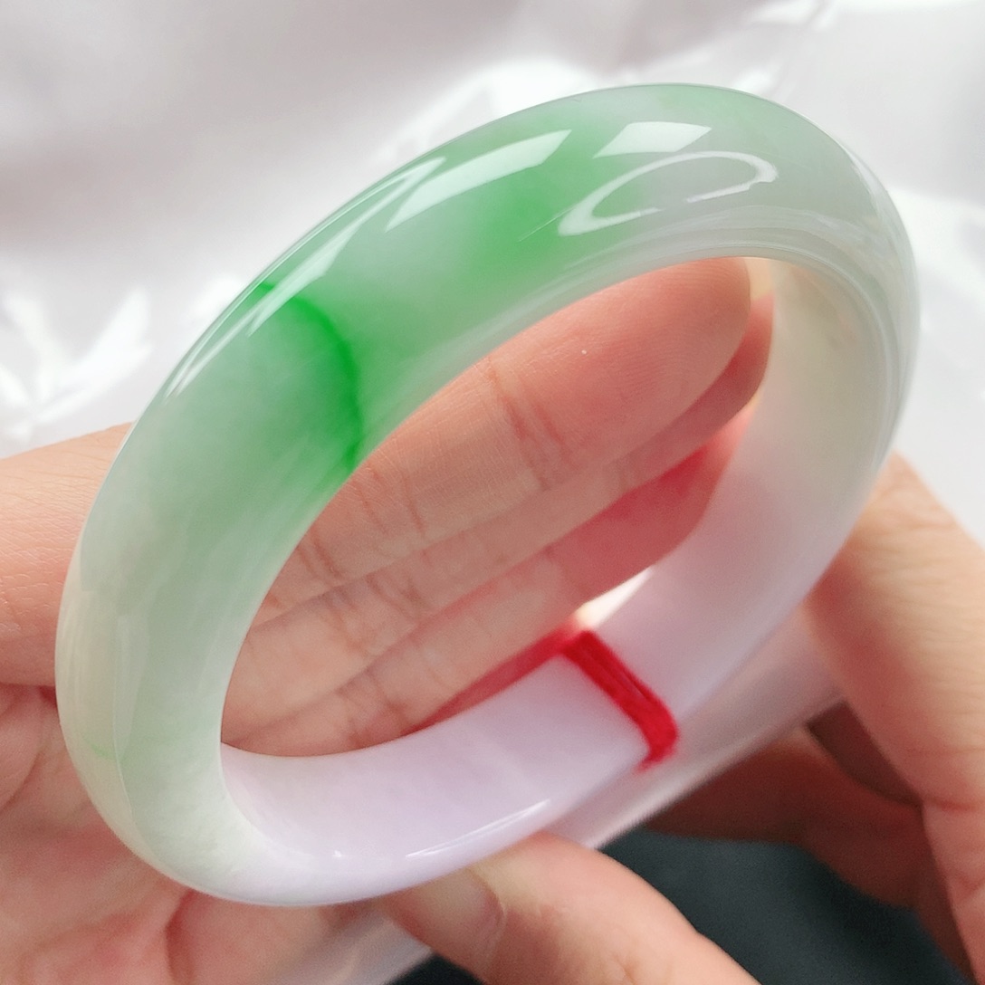 翡翠手镯未镶嵌，