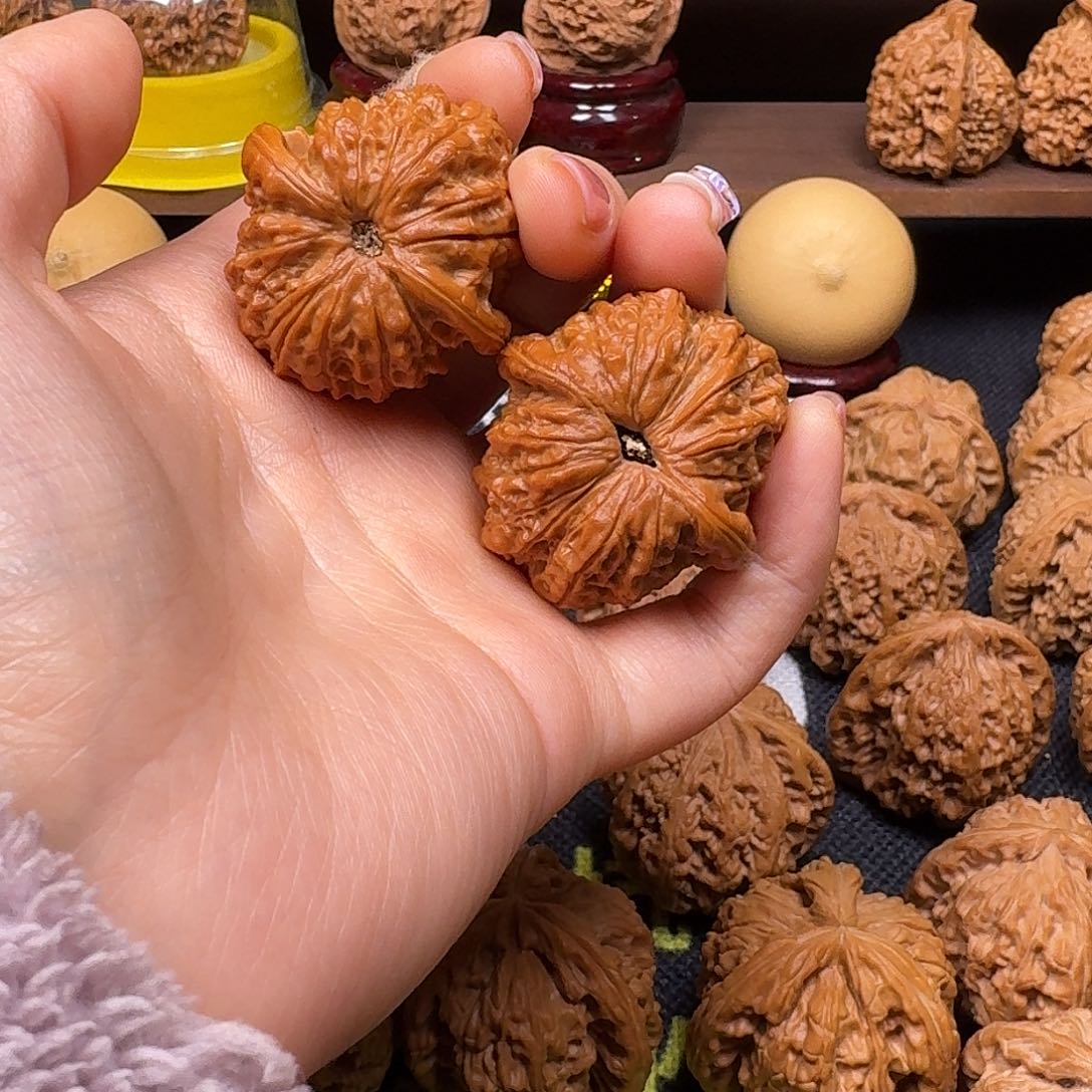 文玩核桃吊坠37.5血麒麟