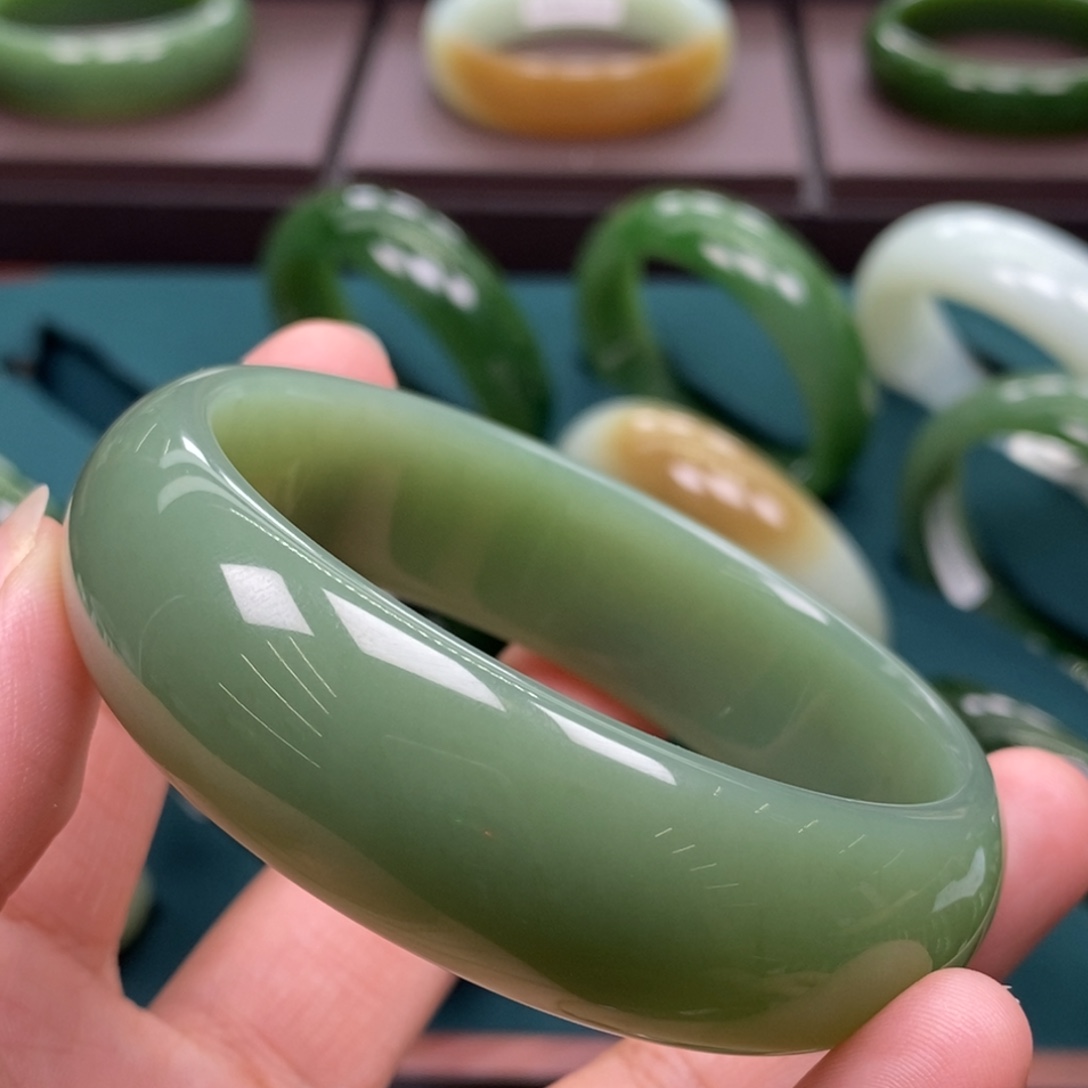 和田玉（碧玉）未镶嵌手镯