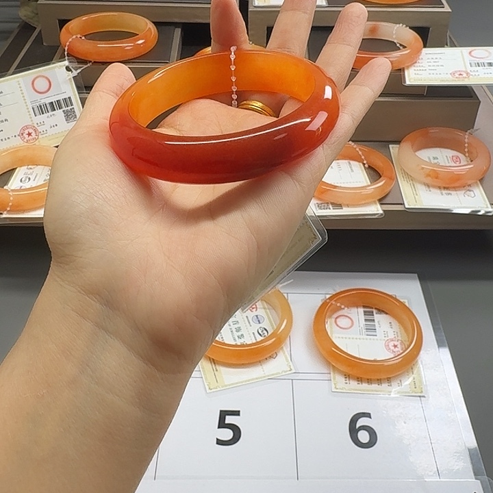 暖***城石英质玉（黄龙玉）未镶嵌颈饰