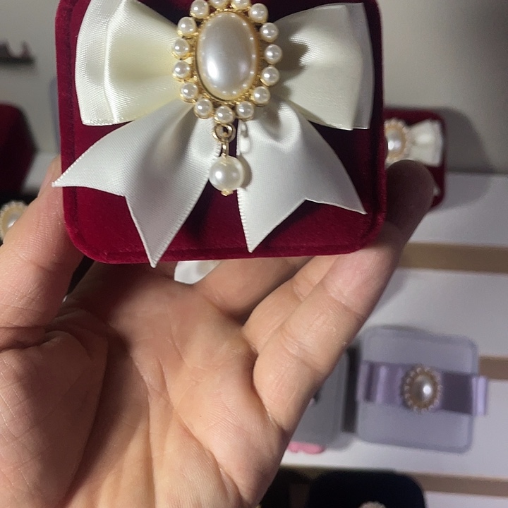 蝴蝶结戒指盒。       